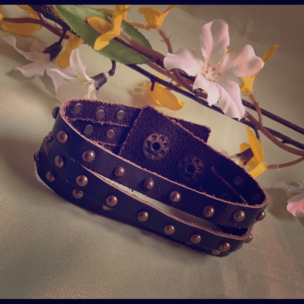 BROWN LEATHER BRACELET WITH BRONZE TONE STUDS-NEW